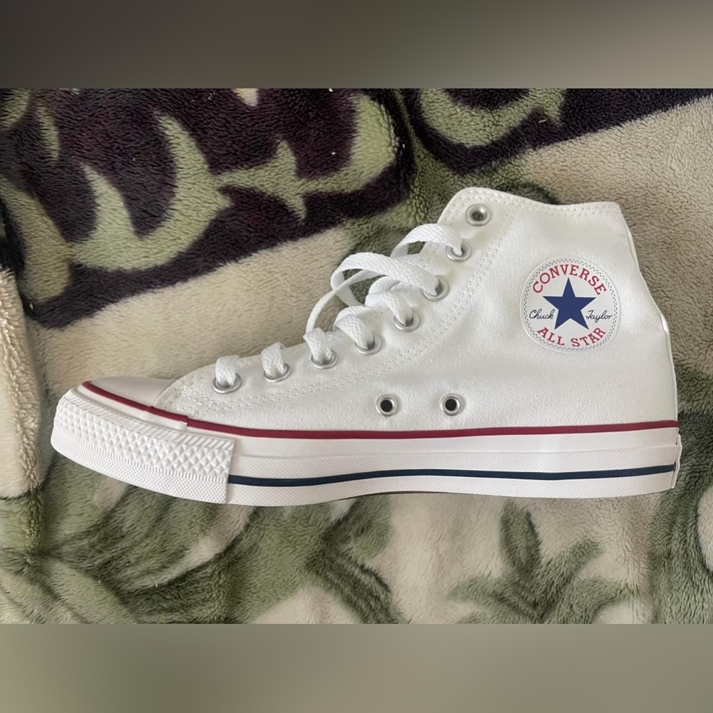 Newly never worn white converse!
Status: never worn
Size: 8.5(W)/6.5(M) - Picture 2 of 2